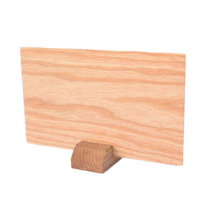 Lesena deska na stojalu